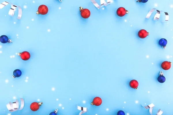 Año nuevo y concepto de Navidad. Bolas de Navidad sobre fondo azul . — Foto de Stock