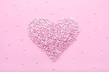 Pembe arka plan. Pembe arka plan üzerinde pembe kalpler. Kalpler serpilir. 