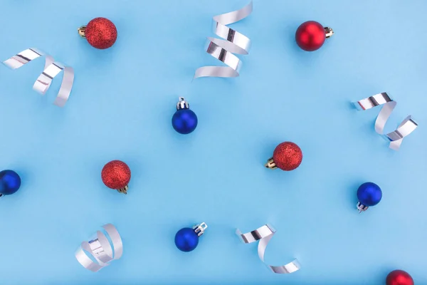 Año nuevo y concepto de Navidad. Bolas de Navidad sobre fondo azul . — Foto de Stock