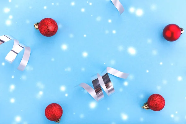 Nytt år och jul koncept. Julgranskulor på blå bakgrund. — Stockfoto