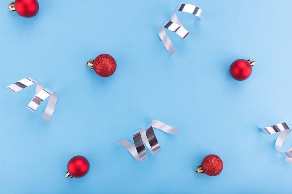 Año nuevo y concepto de Navidad. Bolas de Navidad sobre fondo azul . — Foto de Stock