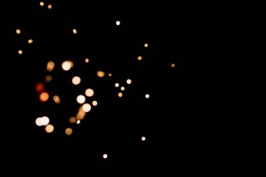 Siyah izole arka plan üzerinde Altın soyut bokeh ışıltı. Tatil konsepti.