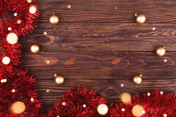 Decoración de Navidad o Año Nuevo sobre fondo de madera con árbol de Navidad y luces y estrellas bokeh brillo. Feliz tarjeta de Navidad . — Foto de Stock