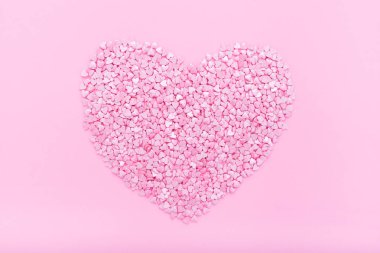Pembe arka plan. Pembe arka plan üzerinde pembe kalpler. Kalpler serpilir. 
