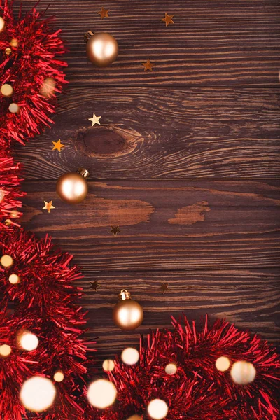 Decoración de Navidad o Año Nuevo sobre fondo de madera con árbol de Navidad y luces y estrellas bokeh brillo. Feliz tarjeta de Navidad . — Foto de Stock