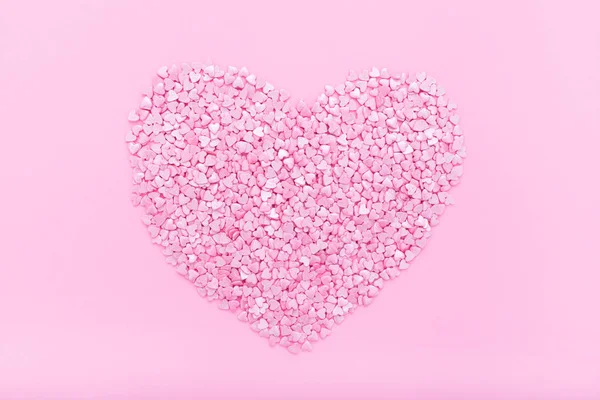 Pembe arka plan. Pembe arka plan üzerinde pembe kalpler. Kalpler serpilir. 