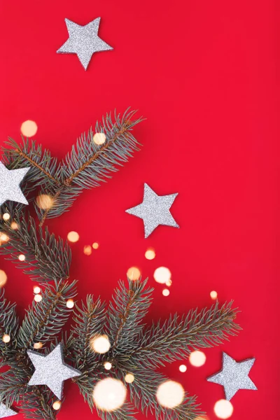 Fondo de decoración de Navidad o Año Nuevo con árbol de Navidad y luces y estrellas bokeh chispa. Feliz tarjeta de Navidad . — Foto de Stock