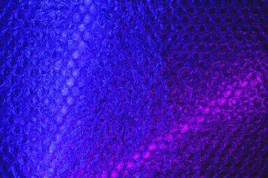 Neon renkli köpük sargısı. Soyut açık mavi ve pembe neon arkaplan dokusu renkli eğimle.