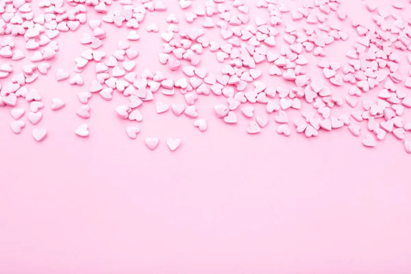 Fundo rosa. Corações cor-de-rosa sobre fundo rosa. Corações salpicam . — Fotografia de Stock