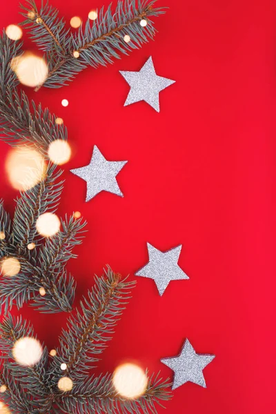Fondo de decoración de Navidad o Año Nuevo con árbol de Navidad y luces y estrellas bokeh chispa. Feliz tarjeta de Navidad . — Foto de Stock