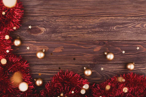 Decoración de Navidad o Año Nuevo sobre fondo de madera con árbol de Navidad y luces y estrellas bokeh brillo. Feliz tarjeta de Navidad . — Foto de Stock