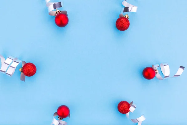 Новорічно-різдвяна концепція. Різдвяні кульки на синьому фоні . — стокове фото