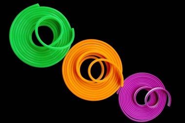 Turuncu, yeşil ve mor esnek LED neon siyah izole arka plan. Neon konsepti. Modern tarz. Neon işareti. Düz konum, boşluk kopyala, üst görünüm. 