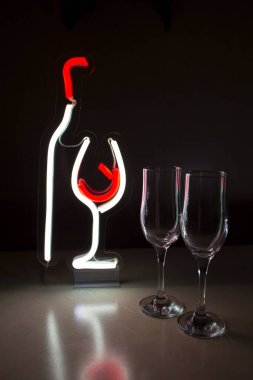 Şarap şişesi ve bardağın neon işareti. Moda tarzı. Parlak bir hayat. Modern tarz. Neon işareti.