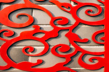 Kırmızı dekoratif geleneksel Çin süsü. Evi, duvarları ve kapıları dekore etmek için Asya geleneksel süsü. Düz konum, boşluk kopyala, üst görünüm.