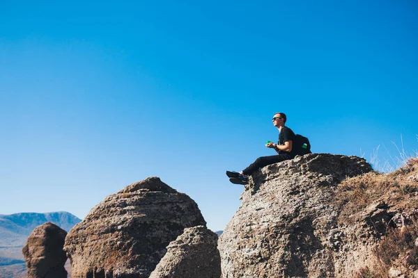 Tipo Con Una Mochila Sienta Una Roca Las Montañas Disfruta — Foto de Stock