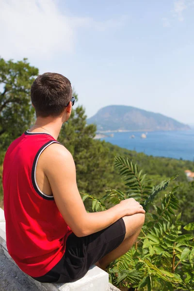 Hombre Feliz Viajero Sentado Montaña Solo Mirando Mar Fotos Para — Foto de Stock