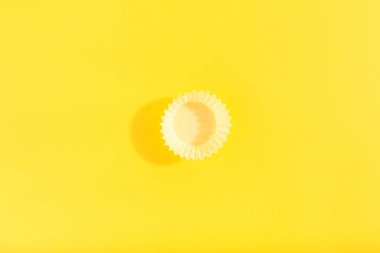 Parlak sarı arka planda sarı şapkalı moda desen. Minimum konsept. Düz konum, boşluk kopyala, üst görünüm.