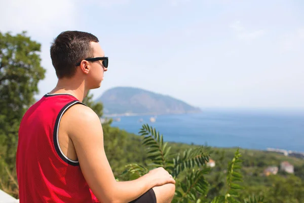 Hombre Feliz Viajero Sentado Montaña Solo Mirando Mar Fotos Para — Foto de Stock