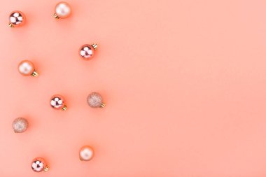 Mercan arka planında çağdaş turuncu renkli güzel Noel süslemeleri. Düz konum, kopyalama alanı, üst görünüm. Kış tatili, yeni yıl. Mutlu noel kartları. Yatay kenar pankartı resmi.