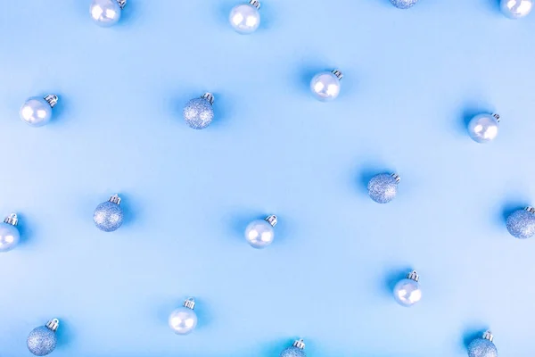 Niebieskie Świąteczne Kulki Piękne Świąteczne Dekoracje Współczesnych Modnych Niebieskich Kolorach — Zdjęcie stockowe