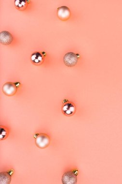 Mercan arka planında çağdaş turuncu renkli güzel Noel süslemeleri. Düz konum, kopyalama alanı, üst görünüm. Kış tatili, yeni yıl. Mutlu Noeller.. 