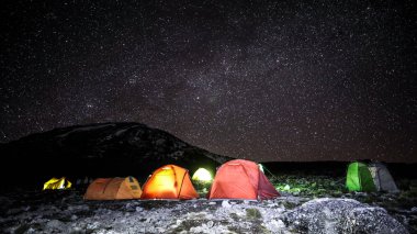 Yıldızlı gece Afrika Kilimanjaro Dağı üzerinde kamp.