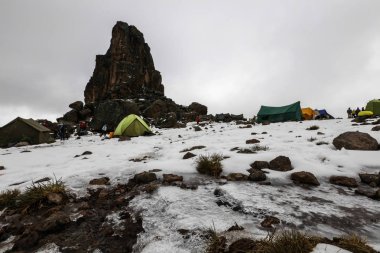 Kilimanjaro Dağı, Afrika üzerinde çadır kamp.