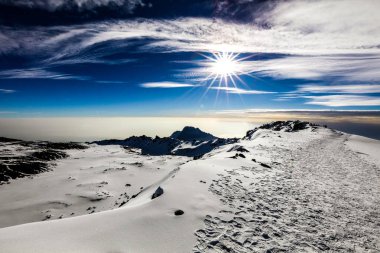 Dağ Kilimanjaro karla kaplı tepeler, Afrika ile.