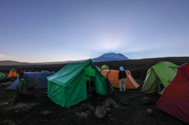 Kilimanjaro Dağı, Afrika üzerinde çadır kamp.
