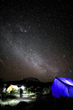 Kilimanjaro Dağı üzerinde çadırlarda geceleri yıldızlar gökyüzünde, Afrika ile kamp.