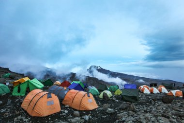 Kilimanjaro Dağı, Afrika üzerinde çadır kamp.