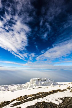 Dağ Kilimanjaro karla kaplı tepeler, Afrika ile.