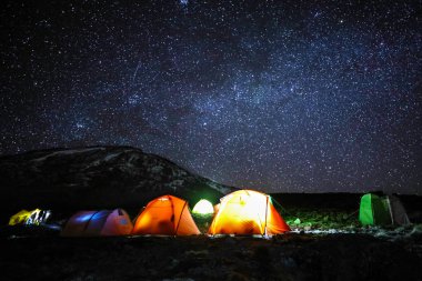 Yıldızlı gece Afrika Kilimanjaro Dağı üzerinde kamp.