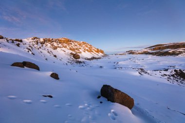 Dağ Kilimanjaro karla kaplı tepeler, Afrika ile.