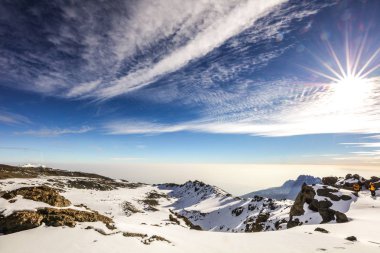 Dağ Kilimanjaro karla kaplı tepeler, Afrika ile.
