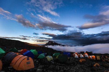 Kilimanjaro Dağı, Afrika üzerinde çadır kamp.