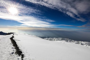Dağ Kilimanjaro karla kaplı tepeler, Afrika ile.