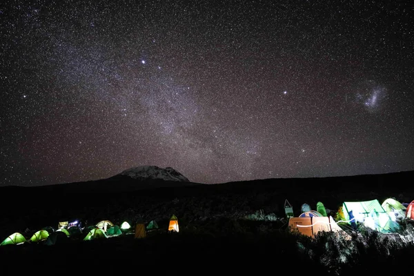Kilimanjaro Dağı üzerinde çadırlarda geceleri yıldızlar gökyüzünde, Afrika ile kamp.