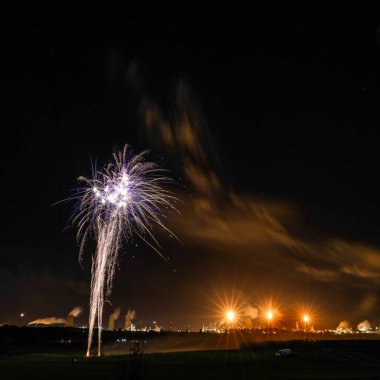 Havai fişek kutlama için siyah gece arka plan üzerinde renk ile patlayan