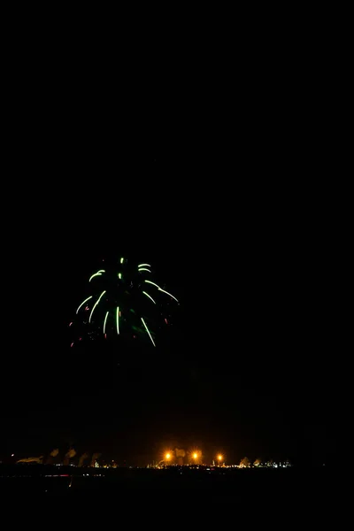 Fuochi Artificio Esplodono Con Colore Sfondo Nero Notte Celebrazione — Foto Stock