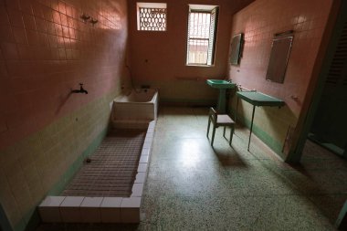 Eski evdeki banyonun içinde.