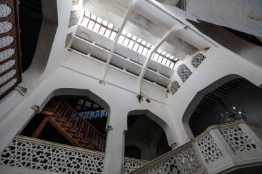 Eski otelin iç kısmının siyah beyaz manzarası