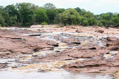 Ağır yağmurlardan sonra kayalar üzerinde Flood akan su, Güney Afrika 
