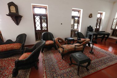 Masaları ve sandalyeleri olan lüks bir restoran.