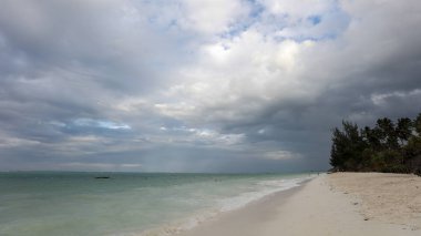  fırtına bulutları ile yeşil okyanus suyu 