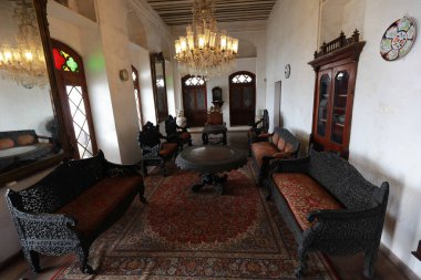 Masaları ve sandalyeleri olan lüks bir restoran.