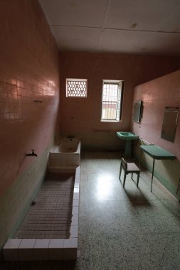 Eski evdeki banyonun içinde.