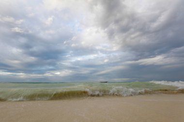  fırtına bulutları ile yeşil okyanus suyu 