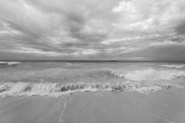  fırtına bulutları ile yeşil okyanus suyu 